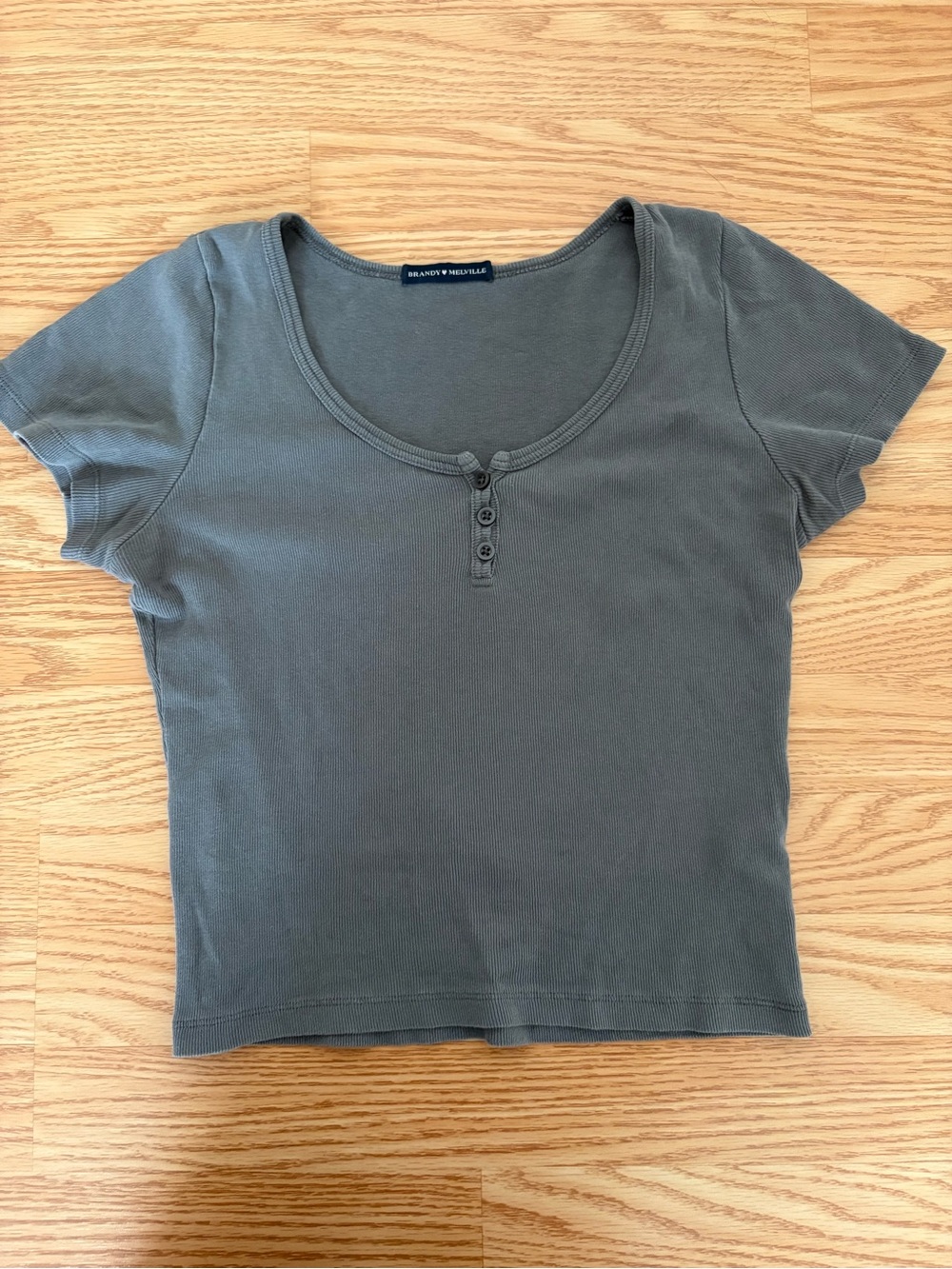 Brandy Melville Scoop Neck Short Sleeve Ribbed Tee in Olive
